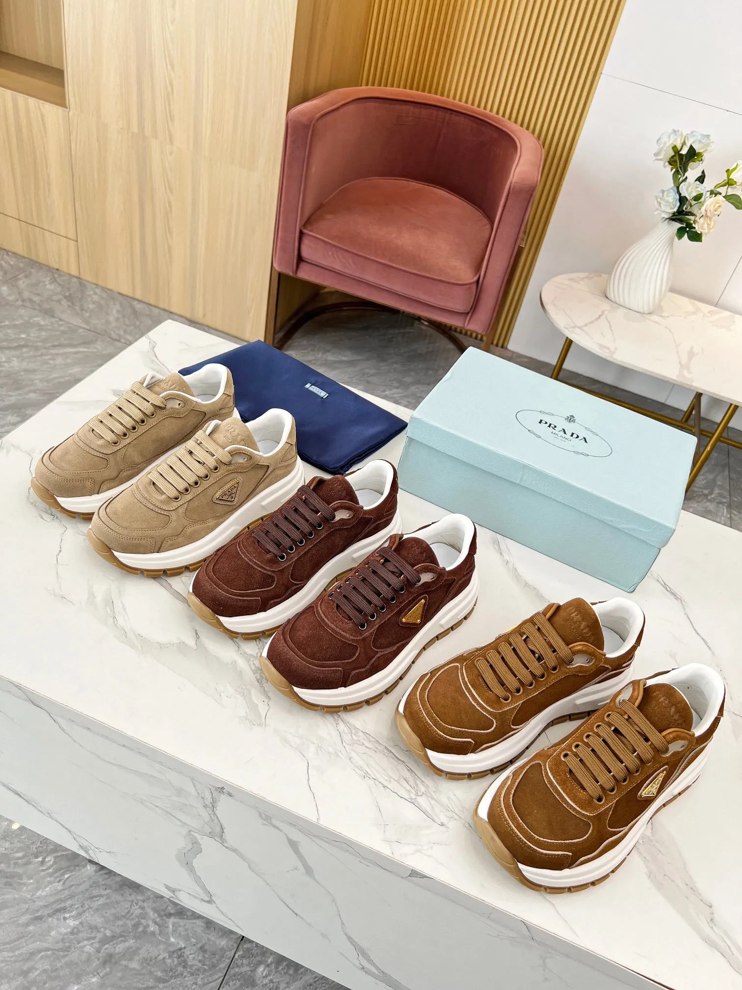 👟👟Ex-factory price 540👟👟 New couple model PRADA Prada 2024ss autumn and winter new moral training shoes casual shoes official fabric: imported suede upper, sheepskin lining, outsole suction mold, vacuum, ultra-light and wear-resistant, two-color non-slip bottom, code number: 35-45